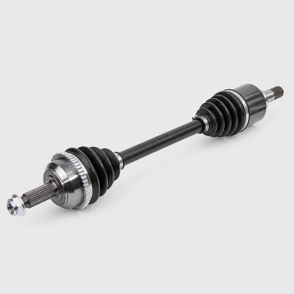 Cardan de transmission présenté sur fond clair
