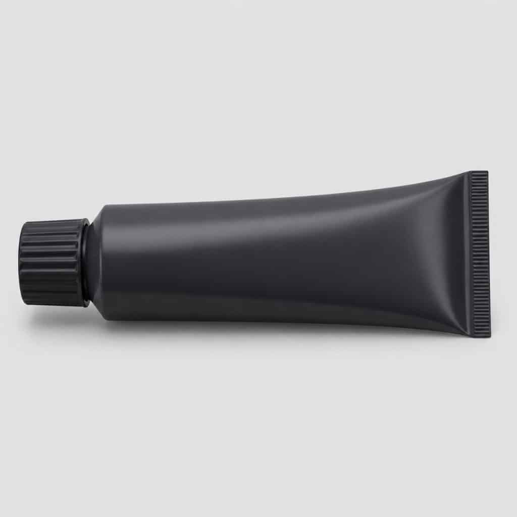 Tube de graisse pour joints homocinétiques présenté sur fond clair